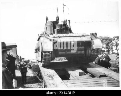 CARICAMENTO DI CARRI ARMATI SU Un TRASPORTATORE SPECIALE - carri armati che salgono sui camion , British Army Foto Stock