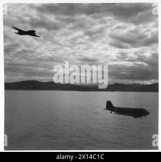 LA CAMPAGNA IN TUNISIA, NOVEMBRE 1942-MAGGIO 1943 - Douglas C-47 Skytrain da trasporto aereo che trasportava paracadutisti britannici in Tunisia da Algeri occupati dagli Alleati, 16 novembre 1942 US Air Force, British Army Foto Stock