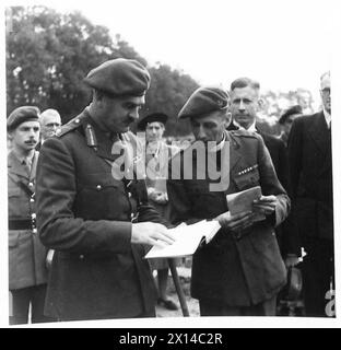 SERVIZIO COMMEMORATIVO - il maggiore generale R.B.Urquhart, CBE., DSO., comandante della British First Airborne Division discute l'ordine del servizio commemorativo con il cappellano maggiore, il maggiore Alan Buchanan British Army of the Rhine Foto Stock