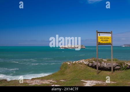 Faro sull'isola di Mouro vicino alla costa di Santander, Spagna Foto Stock