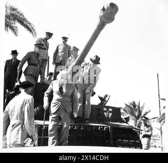 Winston Churchill si arrampica dopo aver ispezionato un carro armato tedesco Mk vi Tiger catturato durante la sua visita in Nord Africa. Foto Stock