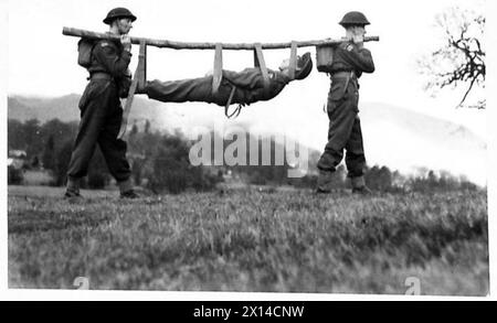 Un'UNITÀ DI AMBULANZA SUL CAMPO IN ADDESTRAMENTO ALLA BATTAGLIA - vari metodi impiegati per portare vittime British Army Foto Stock