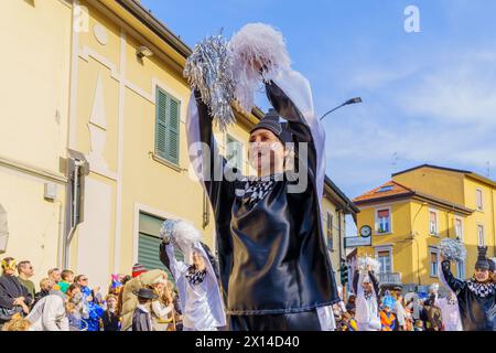 Cantu, Italia - 25 febbraio 2023: Sfilata di Carnevale, gruppo di ballerini, e folla, a Cantu, Lombardia, Italia settentrionale Foto Stock