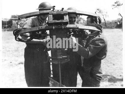 Il personale della Quinta Armata regola il meccanismo catapulto di un'arma segreta alla testa di ponte di Anzio sotto le operazioni dell'esercito britannico. Foto Stock