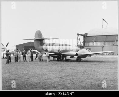 Nel 1945, il ministro dell'aria e il partito brasiliano ispezionarono un caccia Meteor a propulsione bimotore sul campo di aviazione della RAF Molesworth. Foto Stock