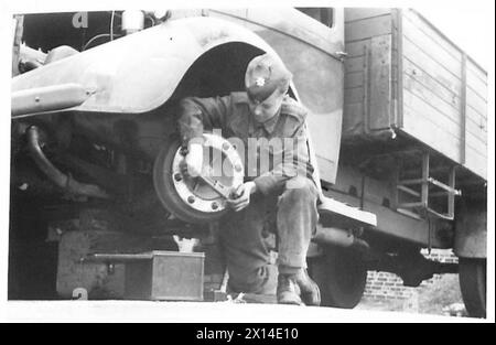 MECCANICI QUALIFICATI AL LAVORO NELL'ESERCITO - montatori al lavoro sull'assale anteriore di un veicolo, British Army Foto Stock