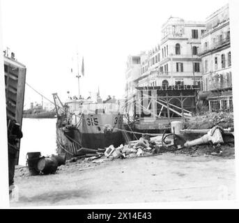 ITALIA : SBARCO ALLEATO A SUD DI ROMA - il porto di Anzio - con un LCI nel porto dell'esercito britannico Foto Stock