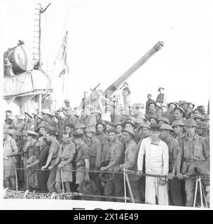 ARRIVO DI TRUPPE EVACUATE DA CRETA - truppe impacchettate sul ponte di una nave da guerra britannica quando arrivarono in un porto egiziano dopo aver attraversato Creta, British Army Foto Stock