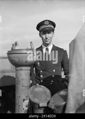 LA CORVETTE FRANCESE COMBATTE AFFONDA 2 U-BOOT. 14 MARZO 1943, GREENOCK, LA CORVETTE FRANCESE ACONIT AFFONDÒ DUE U-BOOT CON FUOCO A FUOCO E SPERONANDO MENTRE SCORTAVA UN CONVOGLIO ATLANTICO ATTRAVERSO L'U-BOOT PACK IL 10 MARZO 1943. IL SECONDO SOTTOMARINO AVEVA APPENA SILURATO IL BRITISH DESTROYER HMS HARVESTER. L'ACONIT GIUNSE IN UN PORTO BRITANNICO CON SOPRAVVISSUTI DEL MIETITORE E UN MERCANTILE, E PRIGIONIERI DEI DUE U-BOOT. - Tenente De Vaissea Jean Levasseur, 32 anni di francese combattente, capitano della FFS ACONIT Foto Stock