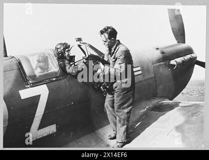 FIGHTER SWEEPS : TUTTO NEL LAVORO DEL GIORNO DI COMANDO DI RAF FIGHTER. (5749) Un capo di squadra chiede 'Au revoir' al suo cucciolo di spaniel Royal Air Force Foto Stock