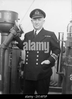 HMS HELMSDALE, FREGATA CLASSE RIVER COMANDATA DALLA LIEUT CDR L J SIMPSON, RNR. 14 OTTOBRE 1943, GREENOCK. - Lieut CDR L J Simpson, RNR, comandante della fregata River Class, HMS HELMSDALE Foto Stock