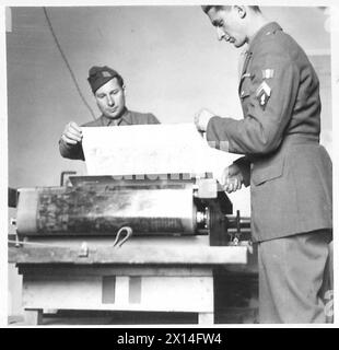 QUINTO ESERCITO : IL FRANCESE LIBERO COMBATTENTE - Sgt.maggiore Alban Seyer di Parigi, un ispettore della sezione Géographique, aspetta come una mappa di un settore appena sorvegliato viene srotolato dalla tipografia. Sulla sinistra c'è il sergente maggiore Marius Martin di Tours British Army Foto Stock