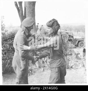 Lance Bombardier E. Manley MM dell'esercito britannico saluta un membro dell'equipaggio dei carri armati russi durante il collegamento alleato in Europa. Foto Stock