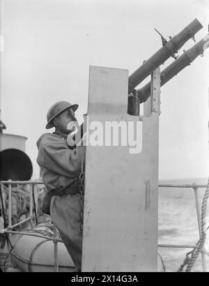 UOMINI DELLA CORVETTE BRITANNICA, HMS VERVAIN, IN SERVIZIO ATTIVO. 9-10 LUGLIO 1942. - Un mitragliere di Lewis in azione Foto Stock