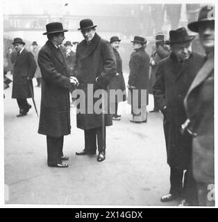 LA PARTENZA DI LORD HALIFAX - Mr. Anthony Eden, il Ministro degli Esteri, che chiacchiera con Lord Halifax prima che il treno lasciasse King's Cross. Sulla destra si trova Lord Beaverbrook (Ministro della produzione di aerei) e sulla sinistra Sir Walter Monckton (Direttore generale, Ministero dell'informazione) British Army Foto Stock