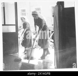 Le infermiere della Croce Rossa britannica assistono i soldati alleati feriti vicino alla linea del fronte in Sicilia, fornendo assistenza medica in condizioni di campo durante le operazioni di guerra. Foto Stock