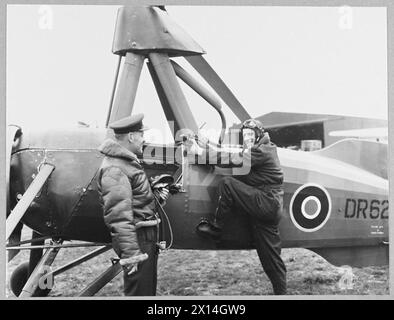 ISTRUZIONI AUTOGYRO PER IL CAPO COMANDO CACCIA - Air Marshal Sir Roderic Hill, KCB.,MC.,AFC., Air Officer Commanding-in-Chief, Fighter Command, che ha pilotato quasi tutti i tipi di velivoli al suo comando, sta ricevendo istruzioni sul volo di un Autogyro, uno dei tipi di velivoli più non ortodossi della R.A.F. Sir Roderic prevede di usare un elicottero, che può decollare e atterrare verticalmente, per i viaggi di servizio. Foto (pubblicato nel 1945) mostra - il maresciallo dell'aria Sir Roderic Hill [a sinistra] con il leader dello Squadron H.A. Marsh, D.F.C. di Dorchester, Dorset, che gli sta dando l'istruzione di Autogyro Royal Air Force Foto Stock