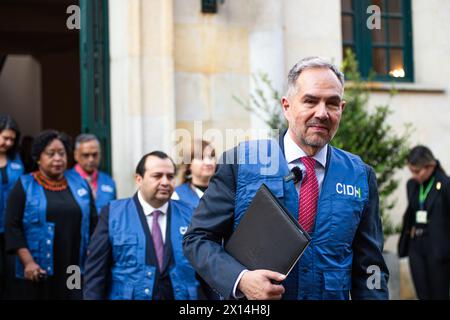 Bogotà, Colombia. 15 aprile 2024. Il Comissioner Jose Luis Caballero della Corte Interamericana dei diritti dell'uomo (IACHR) partecipa al briefing di alla stampa prima della visita in loco a Bogotà, Colombia, 15 aprile 2024. Foto di: Sebastian Barros/Long Visual Press credito: Long Visual Press/Alamy Live News Foto Stock