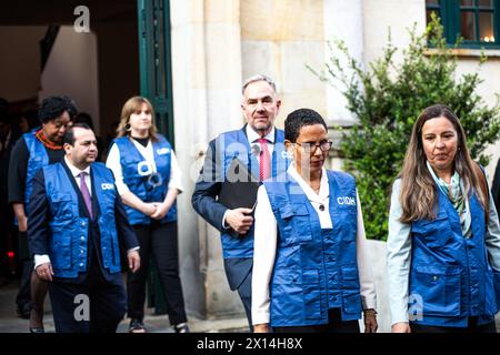 Bogotà, Colombia. 15 aprile 2024. La presidente della Corte Interamericana dei diritti umani (IACHR) Roberta Clarke (CR) partecipa al briefing di alla stampa prima della visita in loco a Bogotà, Colombia, 15 aprile 2024. Foto di: Sebastian Barros/Long Visual Press credito: Long Visual Press/Alamy Live News Foto Stock