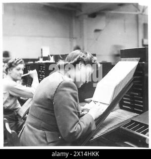 VARI DIPARTIMENTI DEL CENTRAL ORDNANCE DEPOT, CHILWELL - ATS Girls at work on a pre-posting account card in P.2.A British Army Foto Stock