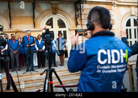 Bogotà, Colombia. 15 aprile 2024. Il Comissioner Jose Luis Caballero della Corte Interamericana dei diritti dell'uomo (IACHR) partecipa al briefing di alla stampa prima della visita in loco a Bogotà, Colombia, 15 aprile 2024. Foto di: Sebastian Barros/Long Visual Press credito: Long Visual Press/Alamy Live News Foto Stock