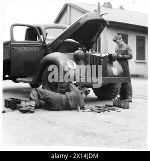 MECCANICI QUALIFICATI AL LAVORO NELL'ESERCITO - Un'ispezione di officina di veicoli, British Army Foto Stock