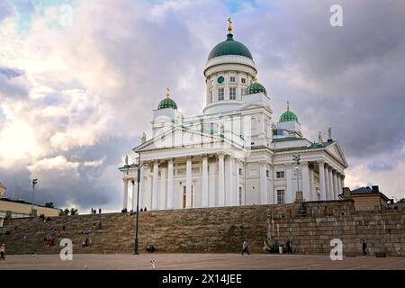 Cattedrale di Helsinki in una serata estiva con un cielo nuvoloso. La chiesa fu originariamente costruita tra il 1830 e il 1852. Helsinki, Finlandia. 2 luglio 2019. Foto Stock