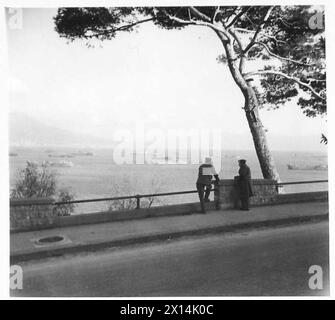 LE BATTAGLIE DI MONTE CASSINO, GENNAIO-MAGGIO 1944 - la prima battaglia di Monte Cassino, 17 gennaio-11 febbraio 1944.navi e mezzi da sbarco con le forze della Quinta Armata americana e le loro scorte si riunirono per l'assalto alla linea Gustav nella Baia di Napoli, 16 gennaio 1944. Il Vesuvio può essere visto sullo sfondo dell'esercito degli Stati Uniti, della Marina degli Stati Uniti Foto Stock