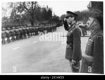 IL RE VISITA LE TRUPPE AUSTRALIANE - sua Maestà prendendo il saluto mentre le truppe marciano oltre l'esercito britannico Foto Stock