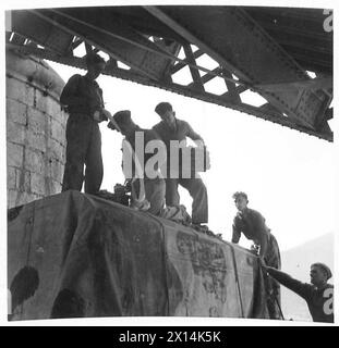 ITALIA : OTTAVA COSTRUZIONE FRONTBRIDGE DELL'ESERCITO - i Sappers si mettono al lavoro fissando le cariche di taglio alla parte inferiore delle travi, in piedi sopra il loro camion esplosivo da tre tonnellate per lo scopo British Army Foto Stock