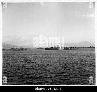 LE BATTAGLIE DI MONTE CASSINO, GENNAIO-MAGGIO 1944 - la prima battaglia di Monte Cassino, 17 gennaio-11 febbraio 1944.navi e mezzi da sbarco con le forze della Quinta Armata americana e le loro scorte si riunirono per l'assalto alla linea Gustav nella Baia di Napoli, 16 gennaio 1944. Il Vesuvio può essere visto sullo sfondo dell'esercito degli Stati Uniti, della Marina degli Stati Uniti Foto Stock