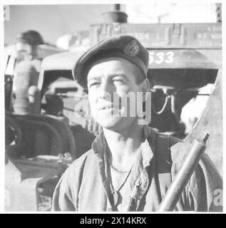 ITALIA : OTTAVA ARMYTHESE SONO I CANADESI - Bulldozer Drive : Sapper M.C. McHaughton, MM di Morden, Manitoba. Royal Canadian Engineers. McNaughton vinse la sua Military Medal nel River More Crossing, e stava sgombrando i rottami nelle strade di Ortona con il suo bulldozer mentre i suoi connazionali erano ancora impegnati in un conflitto casa a casa con l'esercito britannico nemico Foto Stock