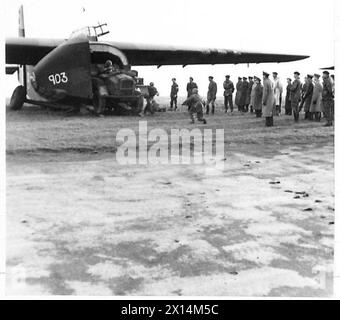 IL GENERALE BRERETON ISPEZIONA LE ATTREZZATURE DELLA 6TH AIRBORNE DIVISION [BR] - il tenente generale Brereton osserva un cannone anticarro da 17 libbre e il suo camion trainante scendono da un aliante Hamilcar British Army Foto Stock