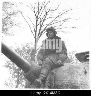 Le truppe britanniche incontrano le forze russe, con un soldato sovietico di 22 anni che ha combattuto a Stalingrado riposando su una torretta di carri armati durante il collegamento, British Army, 21st Army Group. Foto Stock