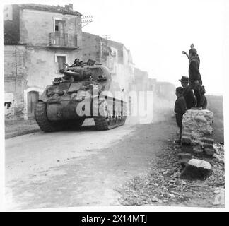 Un carro armato Sherman dell'esercito britannico passa attraverso Casalbordino durante le operazioni in Italia. Foto Stock