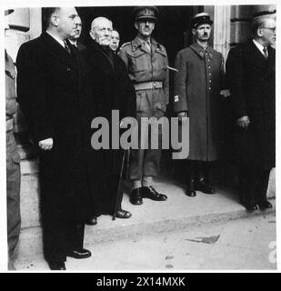 IL SINDACO DI BOULOGNE PARTECIPA ALLA SUA PRIMA CERIMONIA PUBBLICA. - L-R: M. Pierre Hars, assistente prefetto della polizia di Boulogne, M. Eugne Canu, nuovo sindaco di Boulogne, tenente col. Texier rappresentante degli affari militari britannici, comandante della polizia e membri dei funzionari di Boulogne che controllano il Town British Army, 21st Army Group Foto Stock