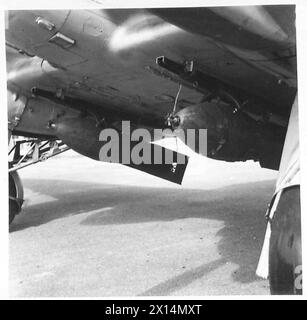 L'OPERAZIONE TORCIA, NOVEMBRE 1942 - bombe attaccate ad un aereo di linea francese catturato Dewoitine D.338 (F-ARIG) in servizio della Luftwaffe sull'aeroporto di Algeri, 9 novembre 1942 Foto Stock