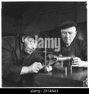 I "VECCHI TEMPORIZZATORI" LAVORANO NEI LABORATORI REME - Mr. J. Astle (a sinistra) e Mr. H.J. Foster (a destra) British Army Foto Stock