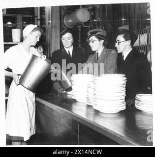 FORMAZIONE PER RAGAZZE NEL FINE SETTIMANA DI ADDESTRAMENTO UFFICIALI DEL CORPO - gli ufficiali in visita guardano gli ausiliari A.T.S. al lavoro nel Training Centre cookhouse British Army Foto Stock