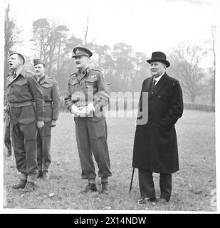 ISPEZIONE DELLE TRUPPE DI TERRANOVA DA PARTE DEL TENENTE GENERALE N.M. RITCHIE, CBE, DSO, MC. - Il tenente generale Ritchie e il signor D.J. Davies sorvegliano le truppe prima dell'ispezione dell'esercito britannico Foto Stock