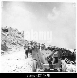 ITALIA: L'ASSALTO ALLA LINEA GUSTAV - i fanteria passano attraverso le rovine dell'esercito britannico di San Angelo Foto Stock