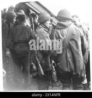 I paracadutisti britannici conducono un raid su una postazione radio, una che trasporta un fucile tedesco. Foto Stock