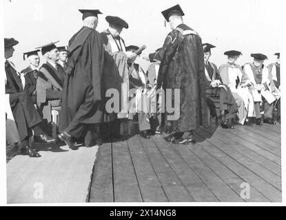 SIGNOR WINSTON CHURCHILL IN QUEBEC - il signor Churchill riceve il suo rotolo e mette il collare sull'esercito britannico Foto Stock