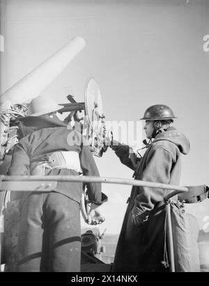 CACCIATORPEDINIERE IN MARE. A BORDO DELLA HMS KIPLING IN MARE, OTTOBRE 1940. - Un cannone da 4' della HMS KIPLING in procinto di sparare Foto Stock