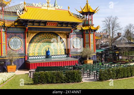 Teatro pantomima in stile cinese con grande pavone e posti a sedere vuoti. Giardini di Tivoli, Copenaghen, Danimarca Foto Stock