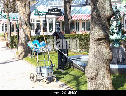 Custode maschile che pulisce il parco in un giorno di primavera. Copenaghen, Danimarca Foto Stock