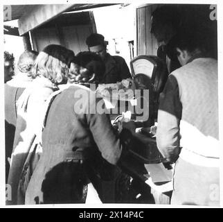 Presso la testa di ponte di Anzio, il personale della Quinta Armata distribuisce pane alla popolazione civile sotto misure di razionamento. Foto Stock