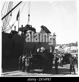 L'OPERAZIONE TORCH, NOVEMBRE 1942 - truppe della 78th Infantry Division britannica scaricano rifornimenti ed equipaggiamenti da una nave da trasporto al porto di Algeri catturata, 9 novembre 1942 Royal Navy, British Army, British Army, 78th Infantry Division Foto Stock