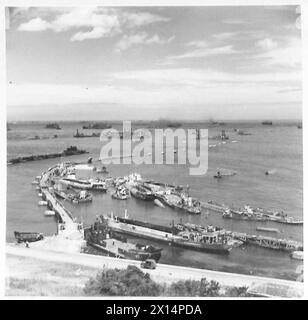 Raffigura le operazioni di relitto e salvataggio nel porto di Mulberry B durante un incarico speciale il 7 luglio, condotto dal personale dell'esercito britannico, 21st Army Group. Foto Stock