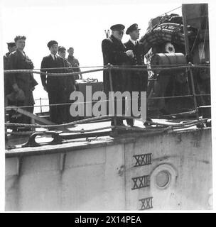 VISITA DEL PRIMO MINISTRO IN NORMANDIA 12 GIUGNO 1944 - Winston Churchill a bordo di un cacciatorpediniere durante il suo tour della testa di ponte, 12 giugno 1944 Churchill, Winston Foto Stock